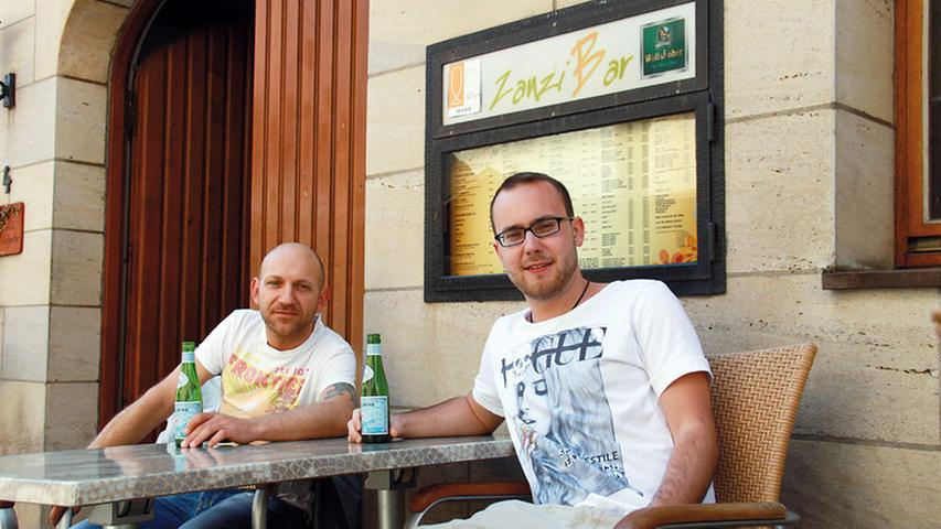 "Ich bin seit Anfang an mit dabei", erzählt Stammgast Felix Locke (25, rechts). Von Anfang an, das heißt seit bereits sechs Jahren. Wirt Stephan Salchenegger (36) - der von allen nur "Stevie" genannt wird – hätte sich damals nicht träumen lassen, dass die jungen Leute in seine ZanziBar sogar aus Nürnberg herpilgern. Stammgast Felix erzählt lachend: "Ursprünglich kam ich immer mit meiner damaligen Schulclique hierher und wir liefen Stevie die Hütte ein. Ich hätte nicht gedacht, dass er das lange aushält, weil bei uns 'auf den Tischen tanzen' und kleinere Feierexzesse damals zum Programm gehörten." "Mittlerweile sind wir aber richtig gute Freunde und schreiben uns fast täglich. Felix hat sogar seinen eigenen Platz bei mir. Sobald er kommt, weiß jeder Gast: Der Platz gehört Felix", sagt Stevie. Der gelernte Bartender hat mit seiner Coktailbar ein bisschen Großstadtflair nach Lauf gezaubert. Über 100 Cocktails kann er auswendig. "Da ich nicht an eine Brauerei gebunden bin, kann ich auch kultige Szenegetränke anbieten. Das zieht viele Leute an", erklärt er. "Und DJs gehören sowieso immer zum Programm."