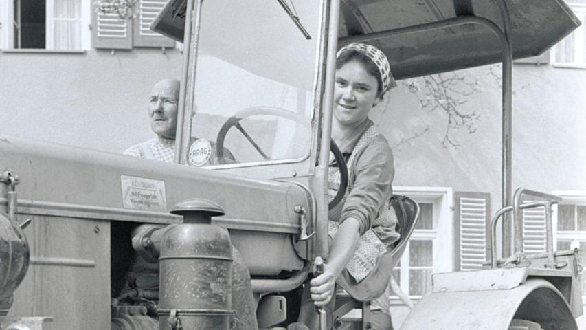 Kräftig zieht die Bucher Traktoristin Helga F. die Handbremse. (Zum Artikel: "Sie stehen überall "ihren Mann"" )