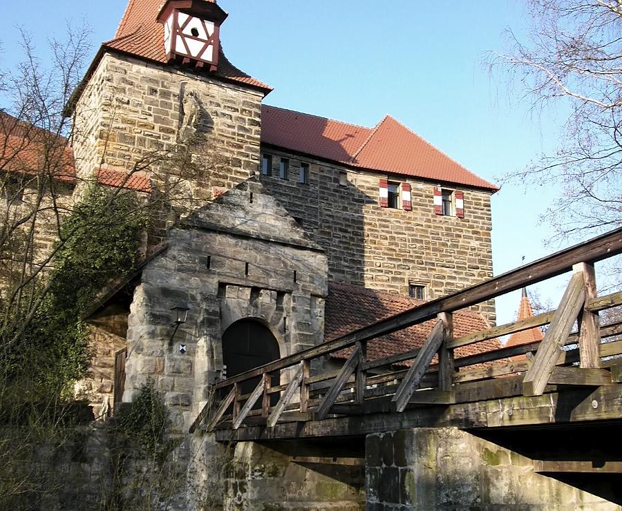 Das Wenzelschloss in Lauf ließ Kaiser Karl IV. als burgähnliche Raststätte im 14.Jahrhundert errichten. Ein steinernes Zeugnis seiner Macht stellt der Wappensaal im Ostflügel der Burg dar. Dort sind 114 farbig gefasste Wappenschilder von böhmischen Adelsgeschlechtern in die Wand gemeißelt. Weitere Informationen finden Sie hier.