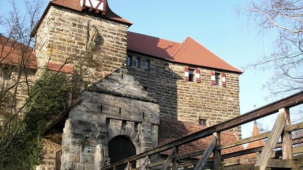 Das Wenzelschloss in Lauf ließ Kaiser Karl IV. als burgähnliche Raststätte im 14.Jahrhundert errichten. Ein steinernes Zeugnis seiner Macht stellt der Wappensaal im Ostflügel der Burg dar. Dort sind 114 farbig gefasste Wappenschilder von böhmischen Adelsgeschlechtern in die Wand gemeißelt. Weitere Informationen finden Sie hier.