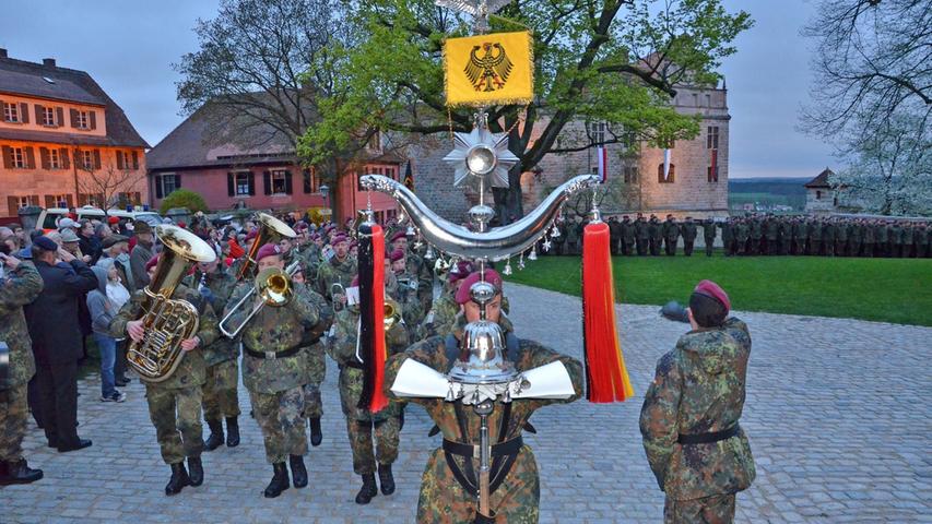 500 Soldaten kamen zum Fahnenapell auf die Cadolzburg