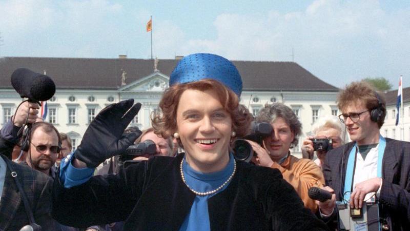 Der 52-jährige Komiker war als Königin Beatrix bereits zu Gast im Schloss Bellevue. Wer soviel Know-how mitbringt, ist für die Bundespräsidentenwahl natürlich Pflicht - dachte sich auch die CDU Nordrhein-Westfalen.