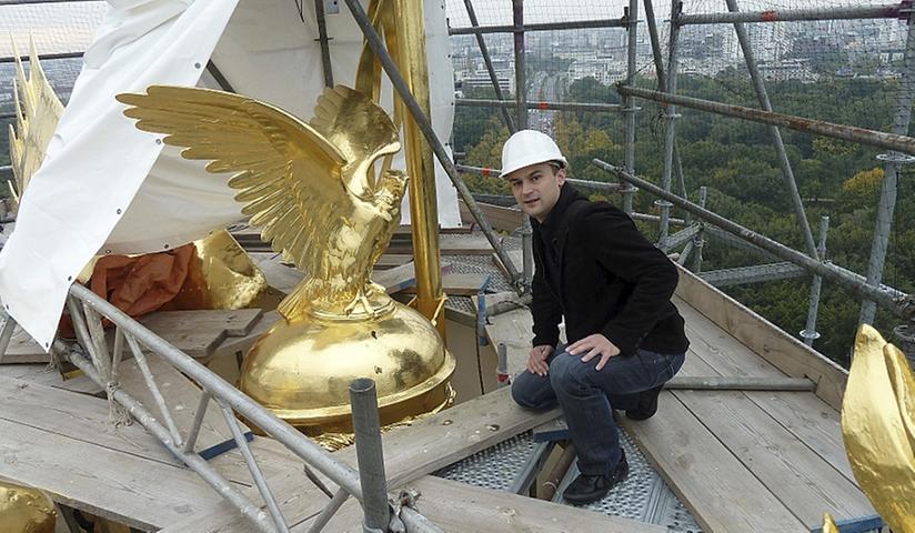 Hier ist wirklich alles Gold was glänzt: Armin Haferung von Noris-Blattgold auf dem Gerüst der Siegessäule in Berlin. Schwabacher Blattgold lässt „Else“ glänzen