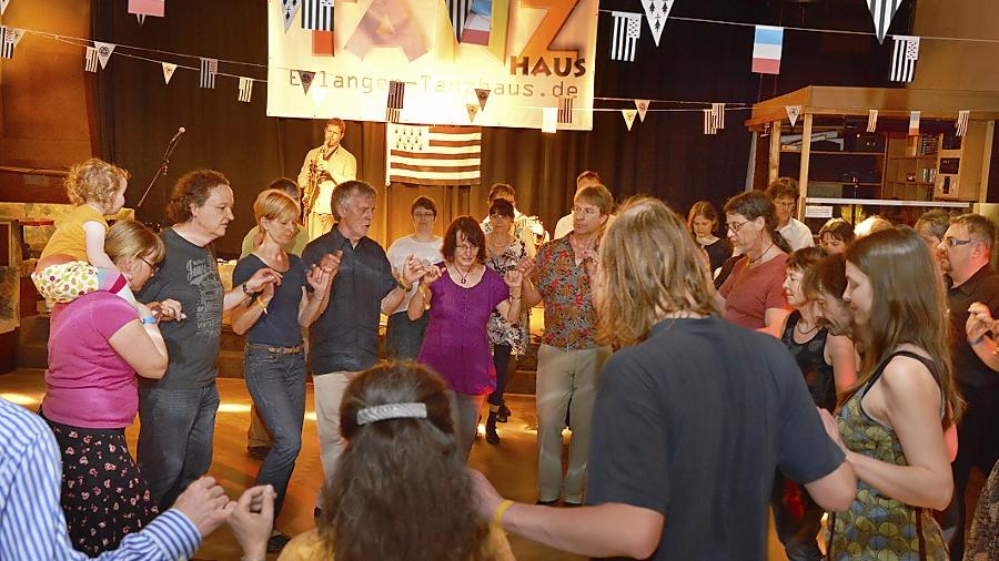 Bal-Folk-Freunde tanzten freudig Scottish und Mazurka