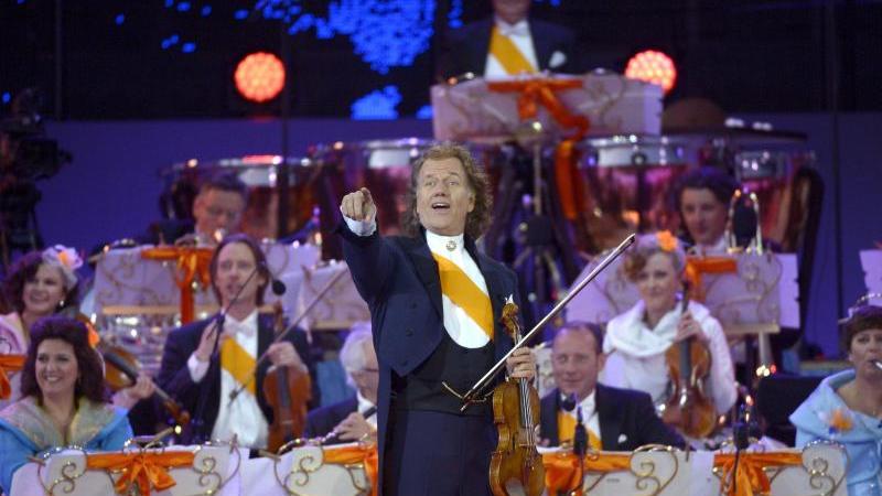 Seid umschlungen, Millionen – damit könnten durchaus die zahlreichen Fans von André Rieu gemeint sein. Seid umschlungen, Millionen – damit könnten durchaus die zahlreichen Fans von André Rieu gemeint sein.