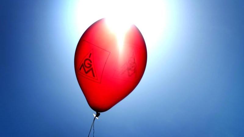 In einer Petition an den Deutschen Bundestag wird dieser dazu aufgefordert, ein Verbot zum Steigenlassen von mit Gas gefüllten Luftballons einzuführen. Die Ballons seien Plastikmüll, der nach kurzem Flug in der freien Natur landet und die Umwelt verschmutzt. Klingt eigentlich logisch, doch wird die Petition an ihrem letzten Tag vermutlich kaum die 50.000 erforderlichen Stimmen bekommen. Denn bislang haben nur 74 Personen unterschrieben.  Hier ist das Endergebnis zu finden.
