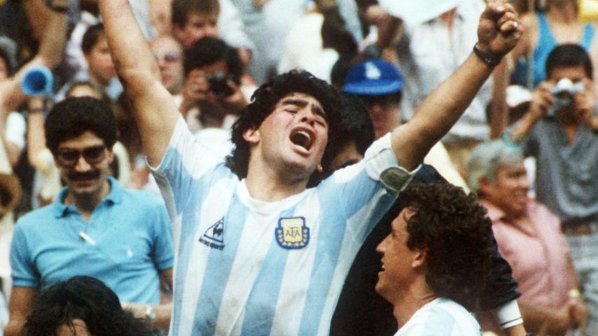 1994: Dem argentinischen Superstar Diego Maradona, der hier seine Freude nach dem 3:2-Finalsieg gegen Deutschland bei der WM 1986 herausschreit, wird beim Weltturnier in den USA die verbotene Substanz Ephedrin nachgewiesen. Der Ausschluss des begnadeten Kultkickers folgt postwendend.