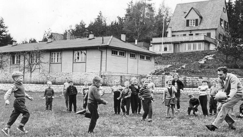 In einem idyllischen Waldtal bei Mimberg liegt das Kindererholungsheim: hier tummeln sich die Kleinen bei Sport und Spiel. (Zum Artikel: "Großstadtlärm macht sie nervös" )