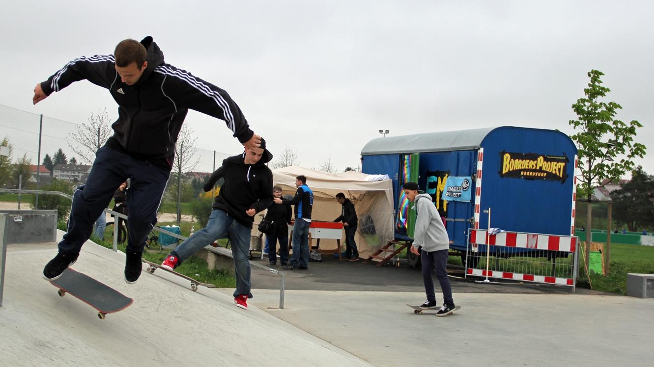 Einige Jugendliche trotzten dem schlechten Wetter auf ihrem Skateboards. Stauraum für die Ausrüstung bietet künftig der in Eigenregie renovierte Bauwagen. Einige Jugendliche trotzten dem schlechten Wetter auf ihrem Skateboards. Stauraum für die Ausrüstung bietet künftig der in Eigenregie renovierte Bauwagen.