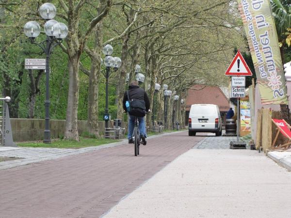 Wenn in den kommenden Monaten der Stadtstrand in Betrieb ist, heißt es für alle Nutzer des Weges: Rücksicht aufeinander nehmen. Wenn in den kommenden Monaten der Stadtstrand in Betrieb ist, heißt es für alle Nutzer des Weges: Rücksicht aufeinander nehmen.