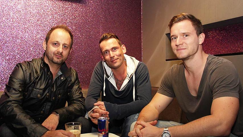 Stammgast Florian Müller (Mitte) kann sich bei seinen Besuchen im Club Paisley in der Nürnberger Straße in Erlangen jedes Mal nur schwer losreißen. "Wenn ich einmal drin bin, dann komme ich schlecht wieder weg", gesteht der 32-Jährige. In der Erlanger Disko trifft er außerdem viele Bekannte - die meisten Leute aus seinem Freundeskreis sind häufig dort. "Mir gefällt außerdem, dass sich das Team immer etwas Neues einfallen lässt." Damit meint er Aktionen wie die zum einjährigen Bestehen des Clubs: Um Punkt ein Uhr marschierte die Eltersdorfer Blaskapelle ein und spielte "Happy Birthday". Die Geschäftsführer Philipp Lindenau (37, links) und Daniel Nowak (28) sorgen außerdem dafür, dass jeder Besucher mindestens einmal einen Wurzelsepp trinkt. "Das ist ein Schnaps mit einem sehr scharfen Abgang und so etwas wie das Aushängeschild des Paisleys", erklärt Wirt Philipp. Stammgast Florian Müller (Mitte) kann sich bei seinen Besuchen im Club Paisley in der Nürnberger Straße in Erlangen jedes Mal nur schwer losreißen. "Wenn ich einmal drin bin, dann komme ich schlecht wieder weg", gesteht der 32-Jährige. In der Erlanger Disko trifft er außerdem viele Bekannte - die meisten Leute aus seinem Freundeskreis sind häufig dort. "Mir gefällt außerdem, dass sich das Team immer etwas Neues einfallen lässt." Damit meint er Aktionen wie die zum einjährigen Bestehen des Clubs: Um Punkt ein Uhr marschierte die Eltersdorfer Blaskapelle ein und spielte "Happy Birthday". Die Geschäftsführer Philipp Lindenau (37, links) und Daniel Nowak (28) sorgen außerdem dafür, dass jeder Besucher mindestens einmal einen Wurzelsepp trinkt. "Das ist ein Schnaps mit einem sehr scharfen Abgang und so etwas wie das Aushängeschild des Paisleys", erklärt Wirt Philipp.