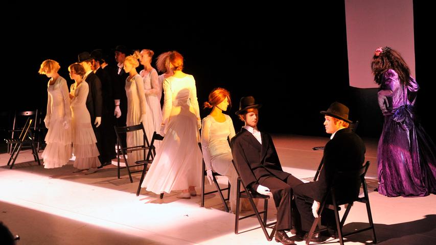 Die Aufführung in der Tafelhalle ist eine Neuinszenierung eines Stückes von Philippe Genty von 1992. Für das Figurentheaterfestival hat der Künstler das Stück gründlich überarbeitet.