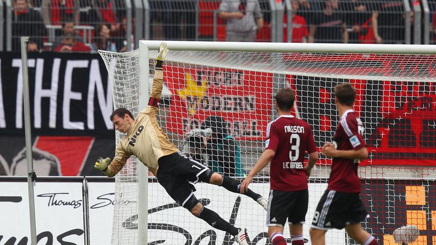 Leverkusen bleibt gefährlich. Immer wieder muss Kapitän Schäfer einschreiten, um Schlimmeres zu verhindern.