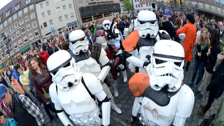 Ab 21 Uhr hieß es in der Lessingstraße Köpfe einziehen. Dort trugen die Star-Wars-Helden Kämpfe mit ihren zischenden Lichtschwertern aus.