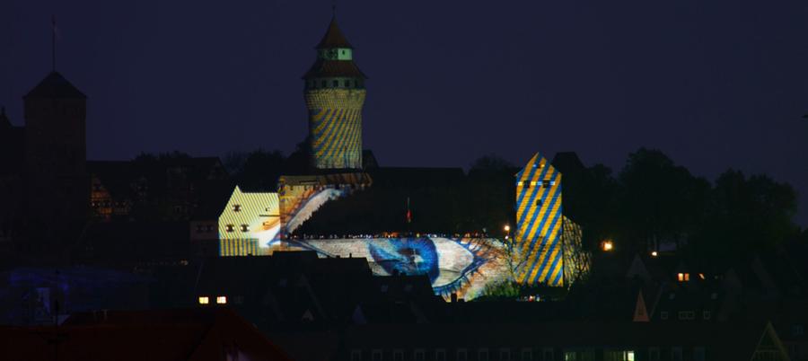 Die Burg erstrahlt zur Blauen Nacht in allen Variationen und Farben.
