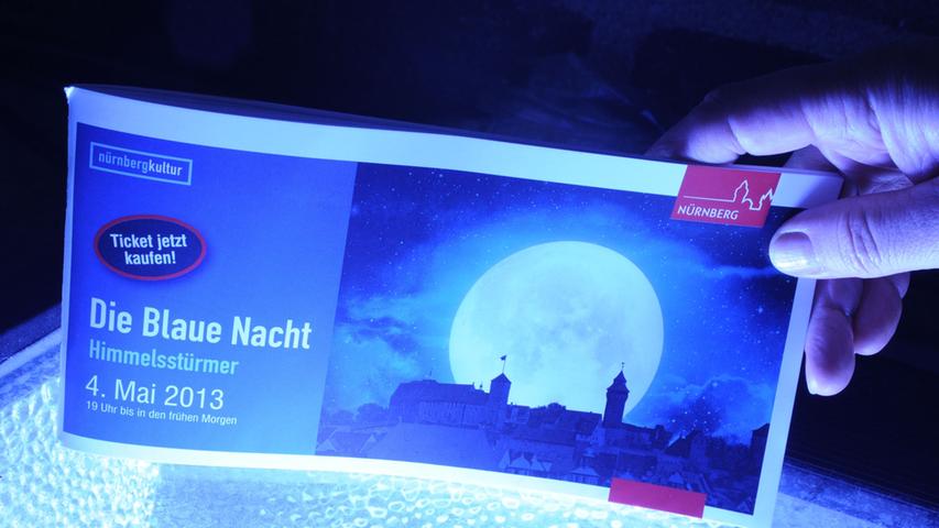 Das Ticket zur Blauen Nacht kostet 12 Euro - aber auch ohne die Eintrittskarte zu besonderen Locations lässt sich das Treiben in der Innenstadt genießen.