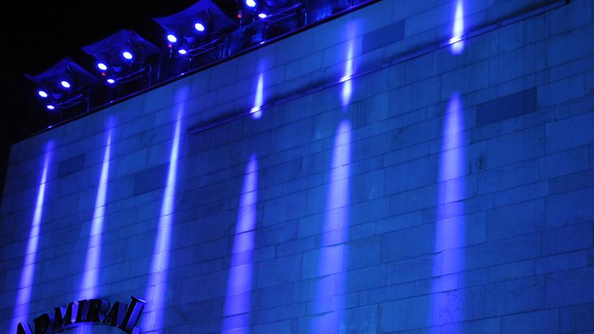 Die Fassade des Admiral-Kinos - wie könnte es anders sein - in blau.