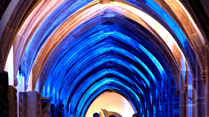 Die "Blaue Nacht" war eine Vielfalt an Installationen und kreativer Bühnenkunst. Die blauen Wände wurden dabei fast zur Nebensache.