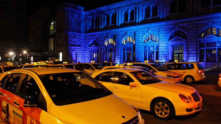 Alle Hände voll zu tun gab es für die Taxifahrer bei der "Blauen Nacht". Bis zu 140.000 Besucher waren unterwegs, um das leuchtende Spektakel mitzuerleben.