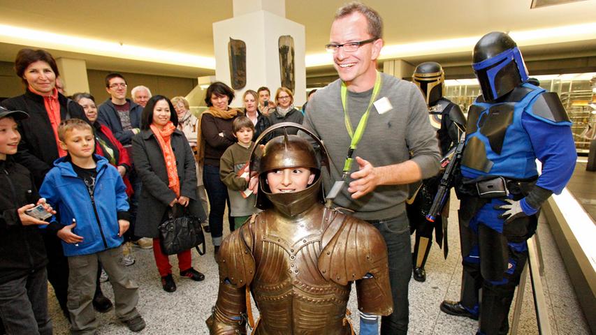 René Volbert präsentierte am "Lebenden Exemplar" die Ritterrüstung. Dem achtjährigen Moritz hat es gefallen. Auch wenn die Schutzpanzer sicher schwer zu tragen waren.