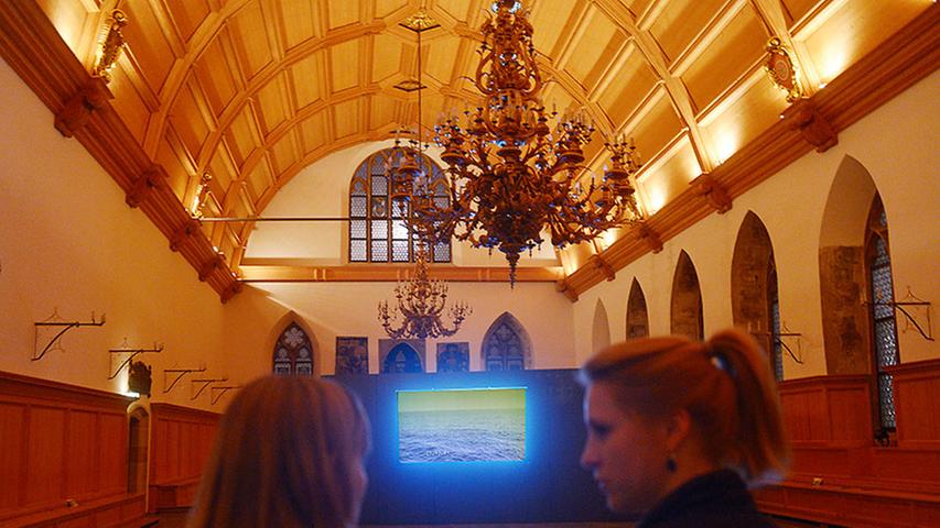 Die Installation "GMT + Container" von Rainer Junghanns im historischen Rathaussaal erzählte von einer Weltreise auf Frachtschiffen.