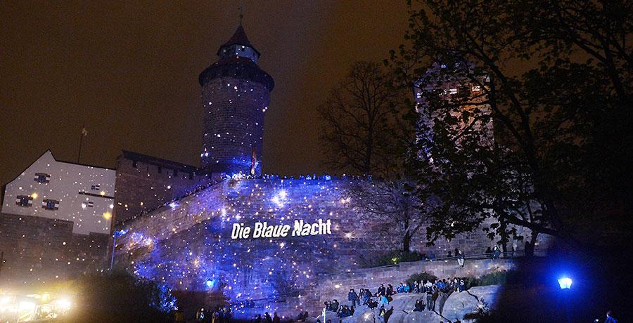 "Die Blaue Nacht" hieß Nürnbergs Gäste an der Kaiserburg willkommen.