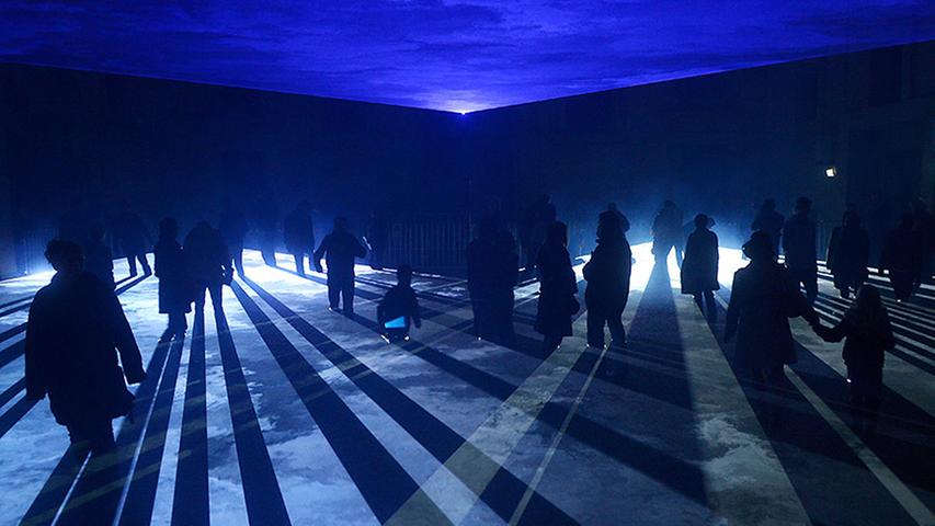Als gehörten sie zur Installation dazu, wirkten die Besucher von "in between spaces" - eine surreale Welt aus Licht und Nebel.
