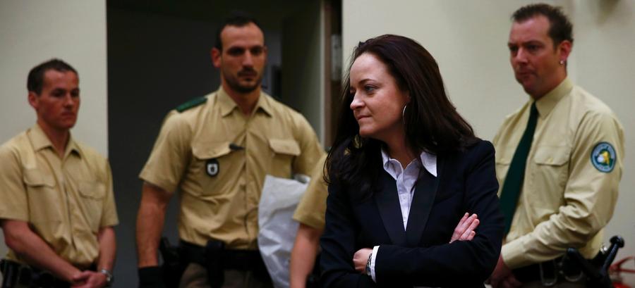 Beate Zschäpe, eine der drei mutmaßlichen Haupttäter,  musste sich seit 6. Mai 2013 im NSU-Prozess verantworten. Die Anklageschrift umfasst mehrere Hundert Seiten. Am 11. Juli 2018 wurde sie zu lebenslanger Haft verurteilt.