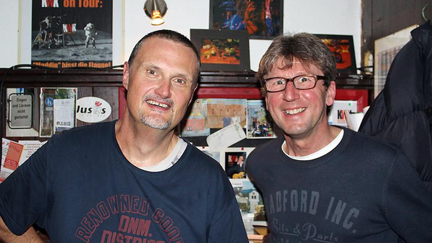 "Tolle Musik und die unglaubliche Atmosphäre treiben mich an, immer wieder her zu kommen", schwärmt der 49-jährige Stammgast Stefan Ehrenfried (rechts im Bild) vom Kreuzwirtskeller in Hilpoltstein. Jeden Freitag öffnet die urige Kneipe ihre Türen für musikbegeisterte Besucher. Ein Team aus 15 Leuten übernimmt abwechselnd die Bewirtung und Organisation. An diesem Tag steht Harald "Welli" Wellenhöfer (47) hinter dem Tresen. "Die Verantwortlichen stellen ein tolles Programm auf die Beine", findet Stefan. "Von Blues über Jazz bis zu Liedermachern ist alles vertreten". Finanziert wird das Projekt durch eine Hutsammlung. Stefan gefällt außerdem, dass er im Kreuzwirtskeller bei jedem Besuch schnell Anschluss findet. "Es gibt so viele interessante Menschen hier, mit denen man sofort ins Gespräch kommt und dann immer wieder hier trifft. Eigentlich total unfränkisch, aber einfach schön", lobt Stefan seine Stammkneipe. "Tolle Musik und die unglaubliche Atmosphäre treiben mich an, immer wieder her zu kommen", schwärmt der 49-jährige Stammgast Stefan Ehrenfried (rechts im Bild) vom Kreuzwirtskeller in Hilpoltstein. Jeden Freitag öffnet die urige Kneipe ihre Türen für musikbegeisterte Besucher. Ein Team aus 15 Leuten übernimmt abwechselnd die Bewirtung und Organisation. An diesem Tag steht Harald "Welli" Wellenhöfer (47) hinter dem Tresen. "Die Verantwortlichen stellen ein tolles Programm auf die Beine", findet Stefan. "Von Blues über Jazz bis zu Liedermachern ist alles vertreten". Finanziert wird das Projekt durch eine Hutsammlung. Stefan gefällt außerdem, dass er im Kreuzwirtskeller bei jedem Besuch schnell Anschluss findet. "Es gibt so viele interessante Menschen hier, mit denen man sofort ins Gespräch kommt und dann immer wieder hier trifft. Eigentlich total unfränkisch, aber einfach schön", lobt Stefan seine Stammkneipe.