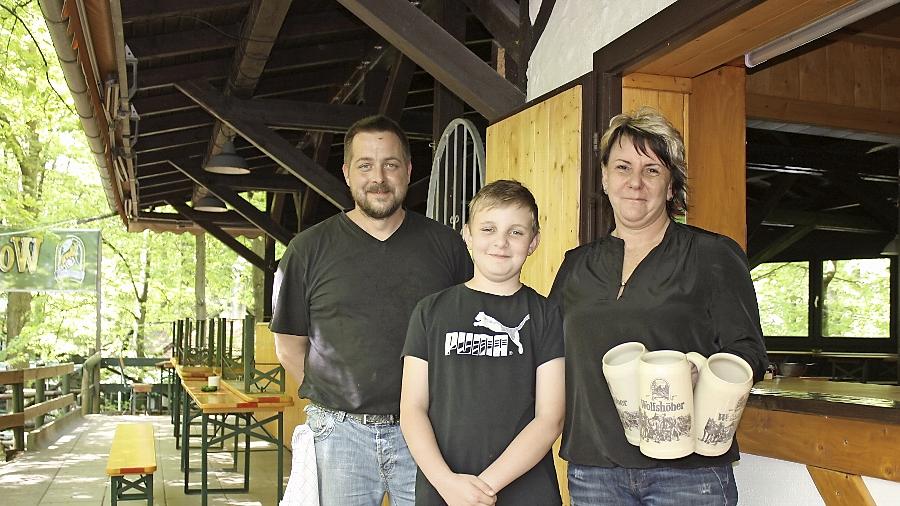 Neu gepachtet haben Christian (li.) und Susanne Cjepek den Stäffala-Keller, Sohn Sebastian hilft gern mit. Neu gepachtet haben Christian (li.) und Susanne Cjepek den Stäffala-Keller, Sohn Sebastian hilft gern mit.