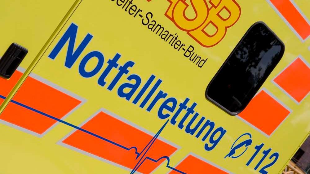 Rettungskräfte brachten den verletzten Mofafahrer nach Regensburg ins Krankenhaus.