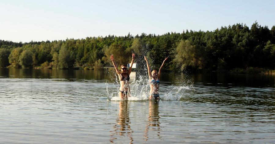 Der Birkensee ist idyllisch in einem Wald östlich von Nürnberg gelegen und daher bei vielen Menschen aus der Noris und dem Nürnberger Land beliebt. Bekannt ist er auch für seinen FKK-Strand. 2015 wurde öffentlich, dass der Birkensee stark mit dem Schadstoff PFOS belastet ist und es gab sogar zeitweise ein Badeverbot. Heute ist er aber wieder gut besucht - und man badet dort auf eigenes Risiko. Adresse: Birkensee, 90552 Röthenbach an der Pegnitz