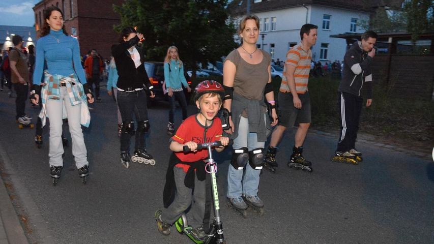 Nicht nur Inliner waren in Erlangen unterwegs, wie dieser Junge mit Kickboard zeigt.