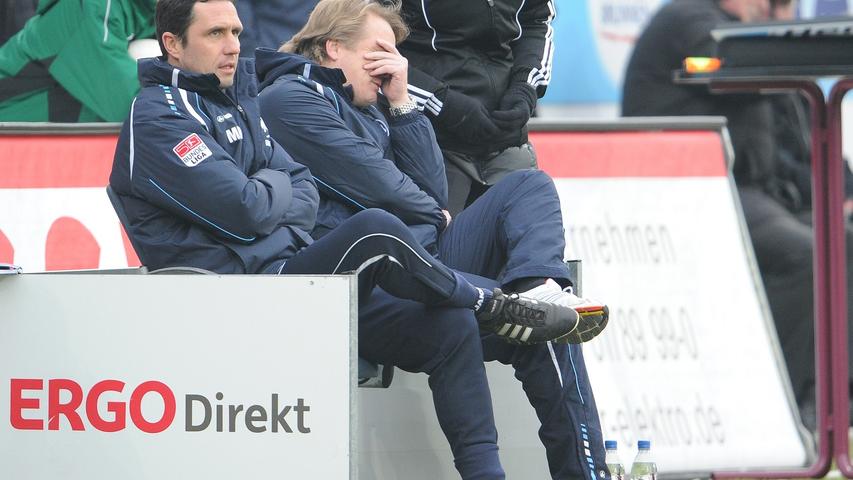 Ein Kämpfer resigniert: Als Ur-Schalker war Mike Büskens Rückschlage gewohnt, aber das 0:3 gegen Mainz war dem damaligen Fürther Trainer zuviel des Grauens.