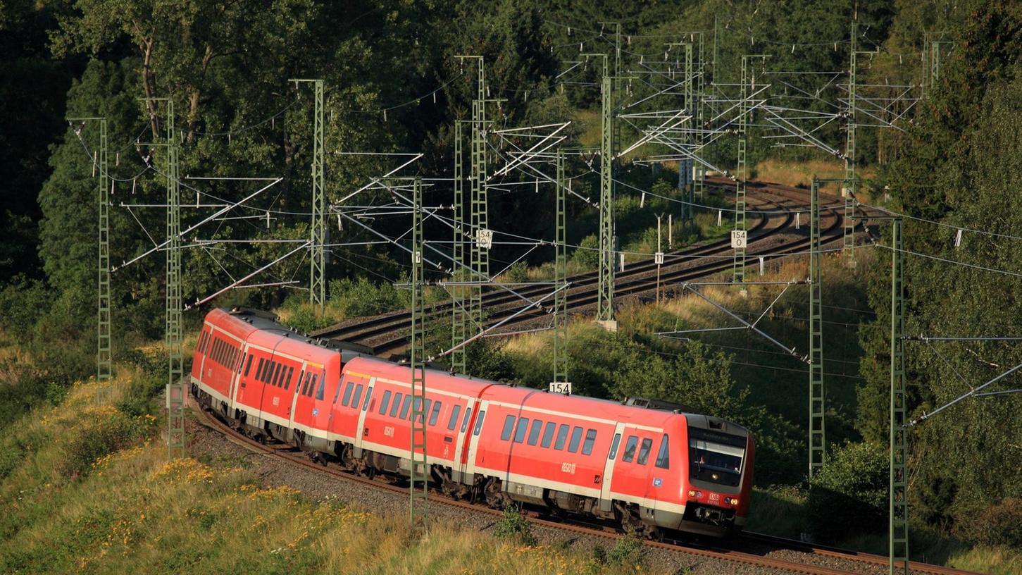 Malerisch schlängelt sich die Bahnlinie von Nürnberg aus an Hof vorbei in Richtung Dresden: Auch 2014 soll hier die Fahrt ohne Umsteigen möglich sein.