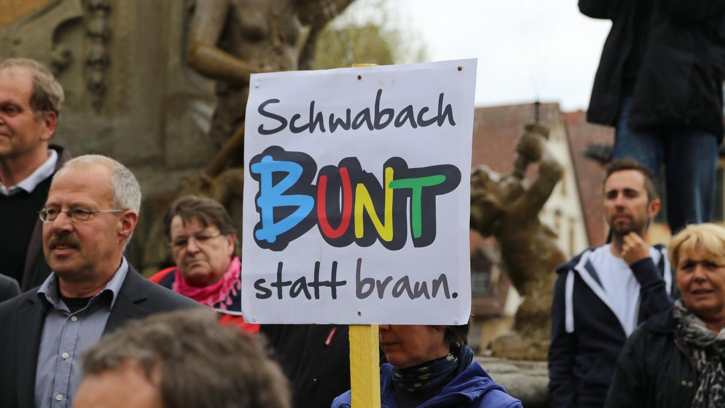 Mehrere hundert Bürgerinnen und Bürger haben in Schwabach gegen einen Infostand der NPD demonstriert. Mehrere hundert Bürgerinnen und Bürger haben in Schwabach gegen einen Infostand der NPD demonstriert.