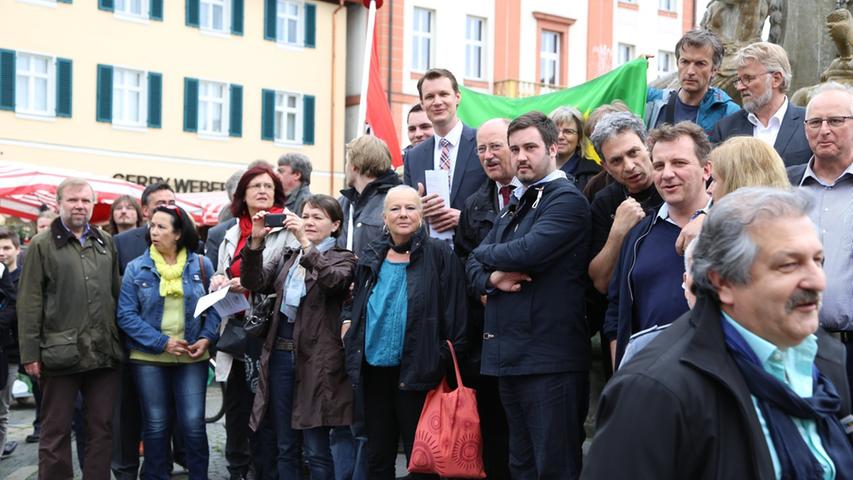 Oberbürgermeister Matthias Thürauf nahm ebenfalls an der Kundgebung teil und hielt eine kurze Ansprache. "Ich bin stolz auf eine breite, offene, demokratische Gesellschaft in Schwabach und darauf, dass sich so viele dafür engagieren", sagte das Stadtoberhaupt.