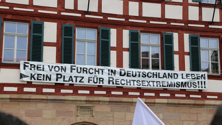 Mit einem Plakat wurde auch am Schwabacher Rathaus deutlich gemacht, dass in der Goldschlägerstadt kein Platz für Rechtsextremismus ist.