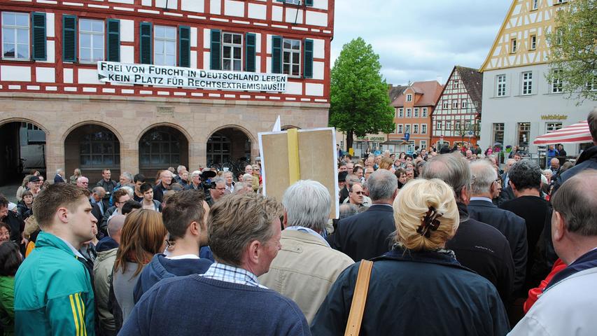 Mehrere hundert Schwabacher Bürgerinnen und Bürger haben am Freitag auf dem Marktplatz unter dem Motto "Schwabach: Bunt statt braun" gegen einen Infostand der NPD demonstriert.