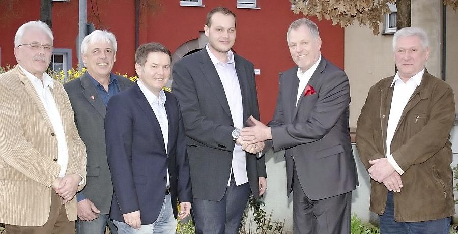 Gratulation für Christian Huber (3.v.re.): Die Stadträte Bruno Humpenöder und Erwin Eberlein, Bürgermeister Dr. Thomas Donhauser sowie die Vorstände der Freien Wähler, Wolfgang Müller und Hans Schleier. Gratulation für Christian Huber (3.v.re.): Die Stadträte Bruno Humpenöder und Erwin Eberlein, Bürgermeister Dr. Thomas Donhauser sowie die Vorstände der Freien Wähler, Wolfgang Müller und Hans Schleier.
