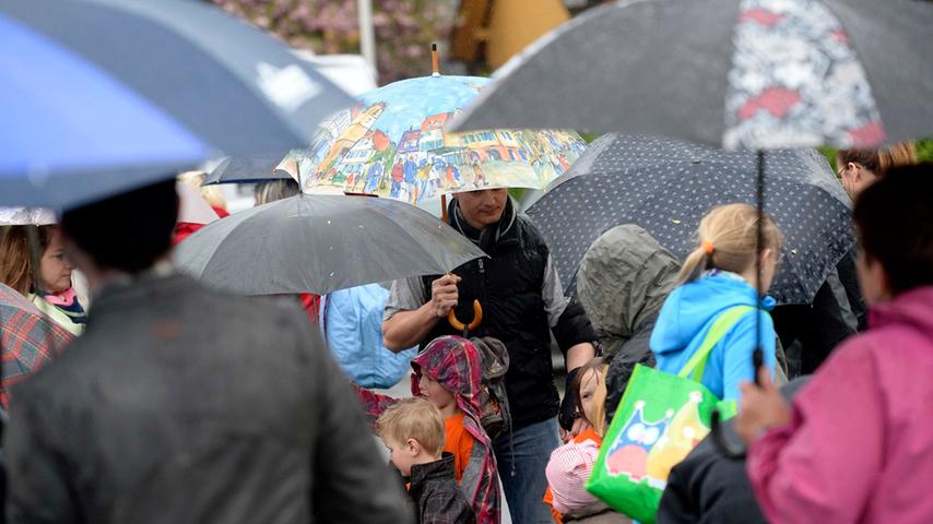 Regenschirm an Regenschirm drängten sich die Zuschauer beim 15. Seebachmeeting in Großenseebach.
