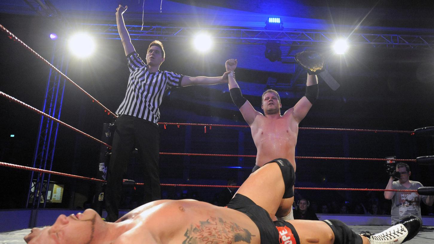 Showdown in der Rother Mehrzweckhalle: Der Hilpoltsteiner Wrestler "Absolute Andy" lieferte sich einen schweißtreibenden Kampf gegen "The German Psycho" Bad Bones. Showdown in der Rother Mehrzweckhalle: Der Hilpoltsteiner Wrestler "Absolute Andy" lieferte sich einen schweißtreibenden Kampf gegen "The German Psycho" Bad Bones.