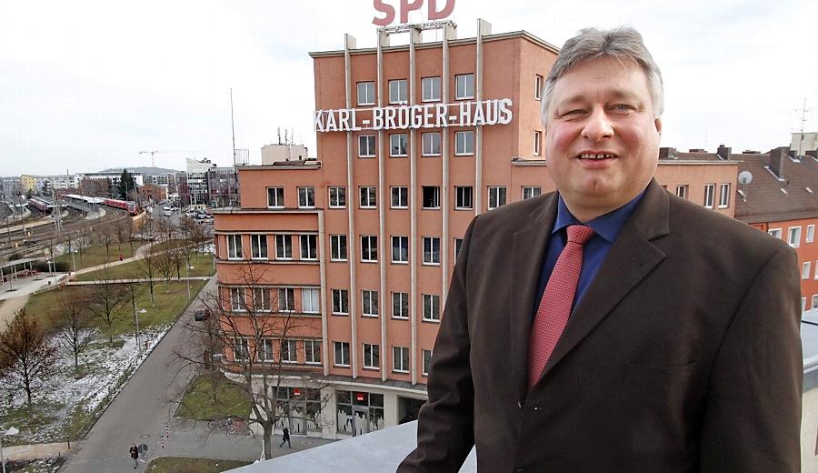Hat er sich unerlaubt von einem Unfallort entfernt? Gegeb den SPD-Abgeordneten Martin Burkert aus Nürnberg wird ermittelt.