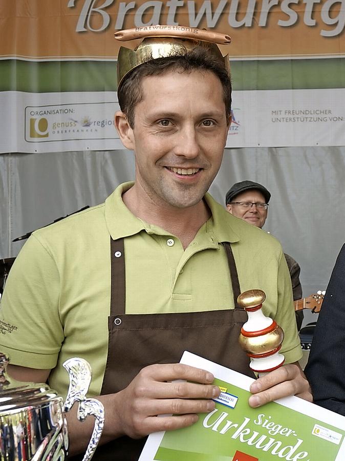 Jürgen Reck als Bratwurstkönig am Wiesweiherpark im oberfränkischen Pegnitz. Jürgen Reck als Bratwurstkönig am Wiesweiherpark im oberfränkischen Pegnitz.