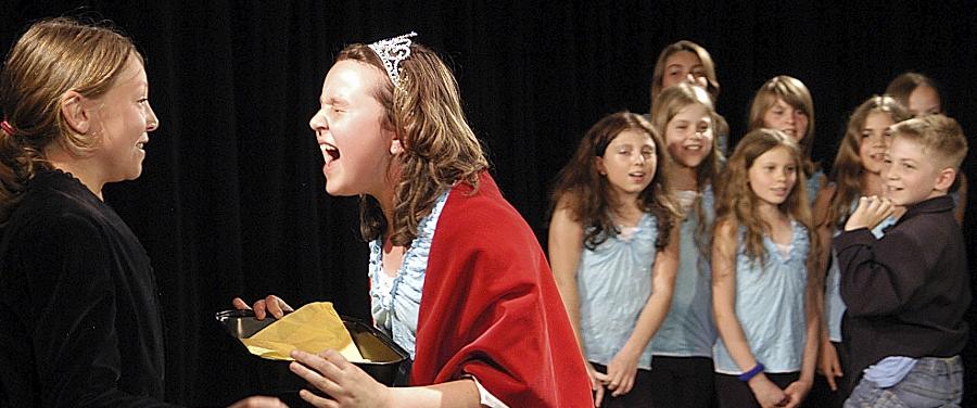 Spielmobil in voller Aktion: Vor zwei Jahren führten diese Kinder im Rahmen der Theaterwerkstatt das Stück „Die Galoschen“ auf. Am 24. November wird der Stadtrat über das Schicksal des Spielmobils entscheiden. Spielmobil in voller Aktion: Vor zwei Jahren führten diese Kinder im Rahmen der Theaterwerkstatt das Stück „Die Galoschen“ auf. Am 24. November wird der Stadtrat über das Schicksal des Spielmobils entscheiden.