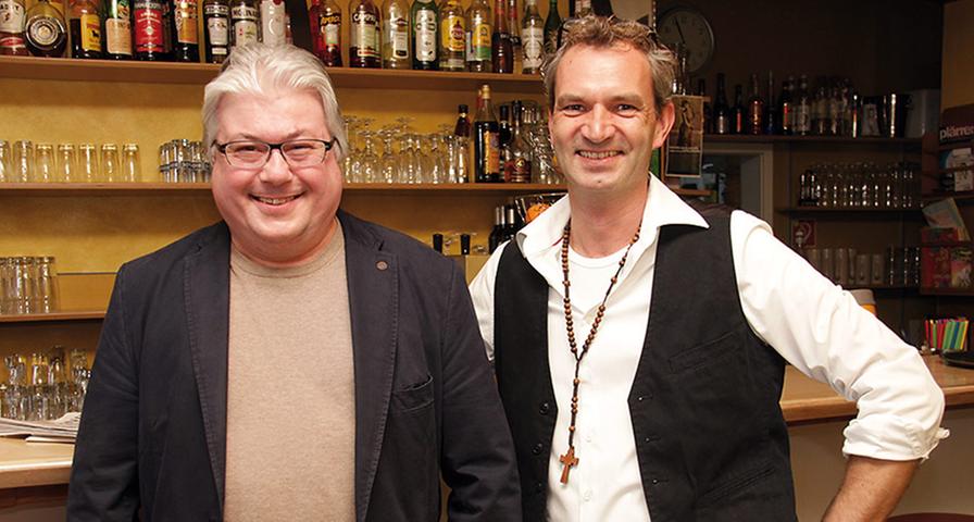 "Egal, ob es regnet, schneit oder die Sonne scheint: Ich sitze immer hier im Eck am Eingang und trinke mein Bier", erzählt Stammgast Harald Klosa. "Der Garten des Caffe Fatals ist zwar mittlerweile Kult, aber ich habe mich schon so an den Platz an der Tür gewöhnt:" Seit zehn Jahren besucht der 55-jährige regelmäßig das Caffe Fatal in der Nürnberger Nordstadt. Wirt Robert Russ (46) sorgt auch dafür, dass der Tisch für Harald frei bleibt. Seit 22 Jahren ist er Inhaber und mit Leib und Seele Wirt in seinem kultigen Café. "Ich liebe es, jedes Jahr auf's Neue den Garten aufzubauen und zu gestalten", schwärmt er. "Zudem haben wir hier wirklich lustige Events, wie zum Beispiel das Public Viewing zum Eurovision Song Contest. Harald darf an dem Tag die jubelnden Gäste mit der Nebelmaschine einnebeln, wenn sie ihm zu laut werden", scherzt er. "Egal, ob es regnet, schneit oder die Sonne scheint: Ich sitze immer hier im Eck am Eingang und trinke mein Bier", erzählt Stammgast Harald Klosa. "Der Garten des Caffe Fatals ist zwar mittlerweile Kult, aber ich habe mich schon so an den Platz an der Tür gewöhnt:" Seit zehn Jahren besucht der 55-jährige regelmäßig das Caffe Fatal in der Nürnberger Nordstadt. Wirt Robert Russ (46) sorgt auch dafür, dass der Tisch für Harald frei bleibt. Seit 22 Jahren ist er Inhaber und mit Leib und Seele Wirt in seinem kultigen Café. "Ich liebe es, jedes Jahr auf's Neue den Garten aufzubauen und zu gestalten", schwärmt er. "Zudem haben wir hier wirklich lustige Events, wie zum Beispiel das Public Viewing zum Eurovision Song Contest. Harald darf an dem Tag die jubelnden Gäste mit der Nebelmaschine einnebeln, wenn sie ihm zu laut werden", scherzt er.