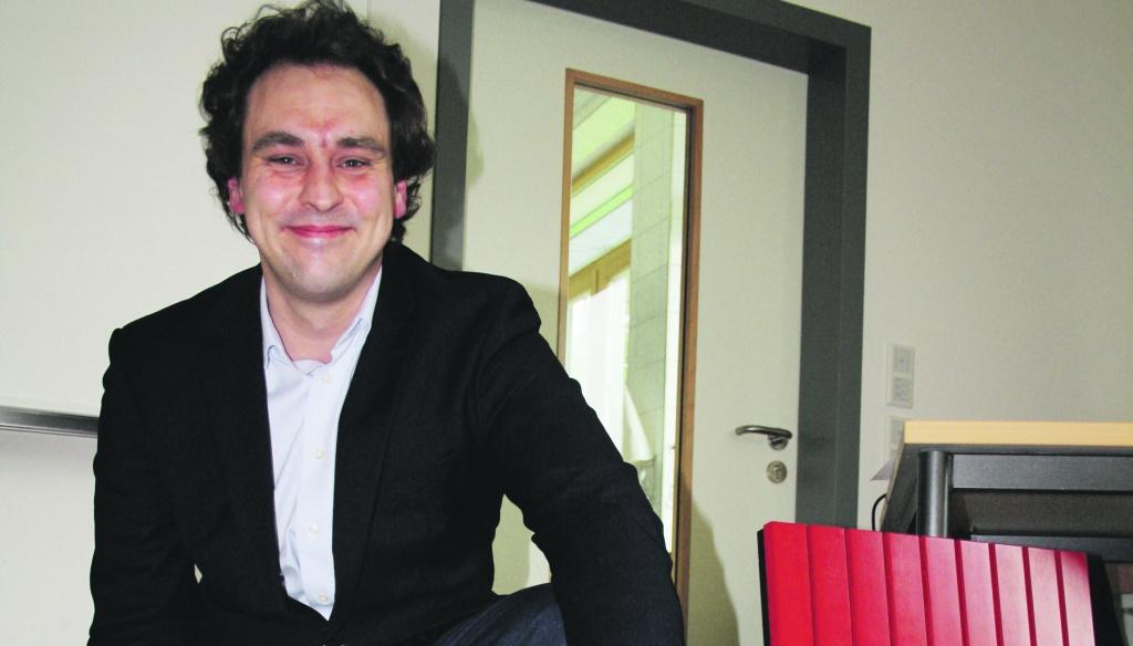 Architekt Peter Giessegi hatte den Kreisräten einige Materialproben mitgebracht. Vorne, links und in der Mitte liegen die Linoleumböden für den Schulneubau. Rote Prallwände in der Turnhalle wie rechts eine steht, wird es wohl nicht geben, sondern solche in Holz (Mitte). Foto: Claudia Lehner Architekt Peter Giessegi hatte den Kreisräten einige Materialproben mitgebracht. Vorne, links und in der Mitte liegen die Linoleumböden für den Schulneubau. Rote Prallwände in der Turnhalle wie rechts eine steht, wird es wohl nicht geben, sondern solche in Holz (Mitte). Foto: Claudia Lehner