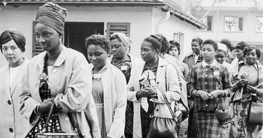 Schwarze Frauen, in Tracht und europäisch gekleidet, gehen nach dem Empfang ins Müttergenesungsheim. Das war die vorletzte Station ihrer vierwöchigen Studienreise. (Zum Artikel: "Farbige Frauen zu Besuch" )