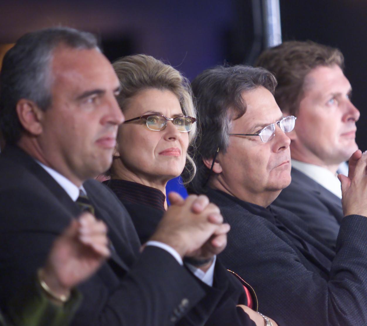 ... und begutachtet gemeinsam mit ihrem Mann Hans Rudolf Wöhrl (2.v.r.) eine Modenschau in der Regensburgerstraße in Nürnberg.