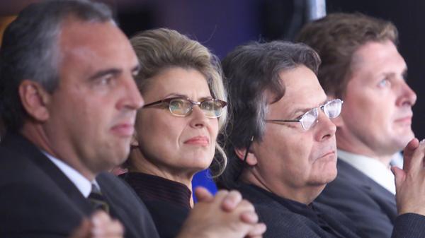 ... und begutachtet gemeinsam mit ihrem Mann Hans Rudolf Wöhrl (2.v.r.) eine Modenschau in der Regensburgerstraße in Nürnberg.